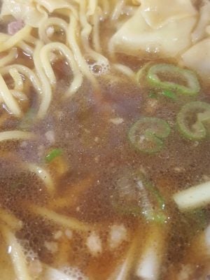 中華そば 銀次郎の「煮干し中華そば ワンタン追加」のスープ